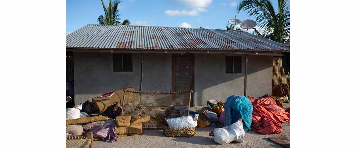 Mantimentos trouxa de alguns dos novos deslocados de guerra em Cabo Delgado